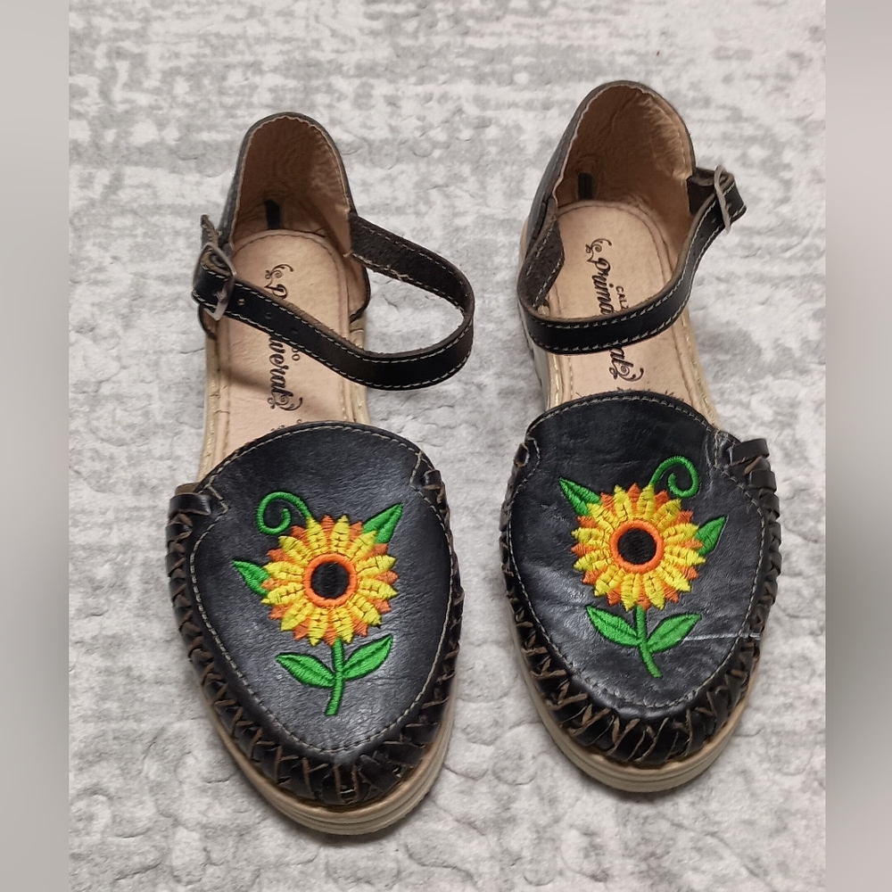 Calzado Black Leather with Sunflower print Stitching sandals size 7